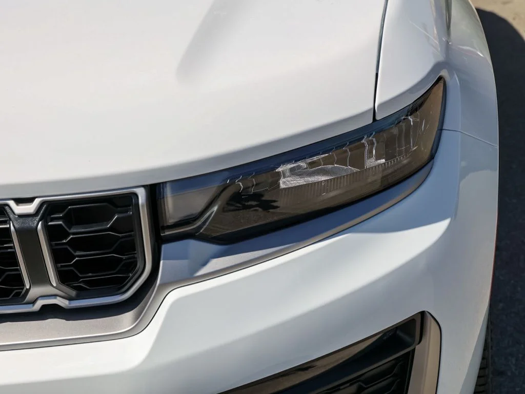 New 2026 Bright White Clear-Coat Exterior Paint Jeep Limited image 9