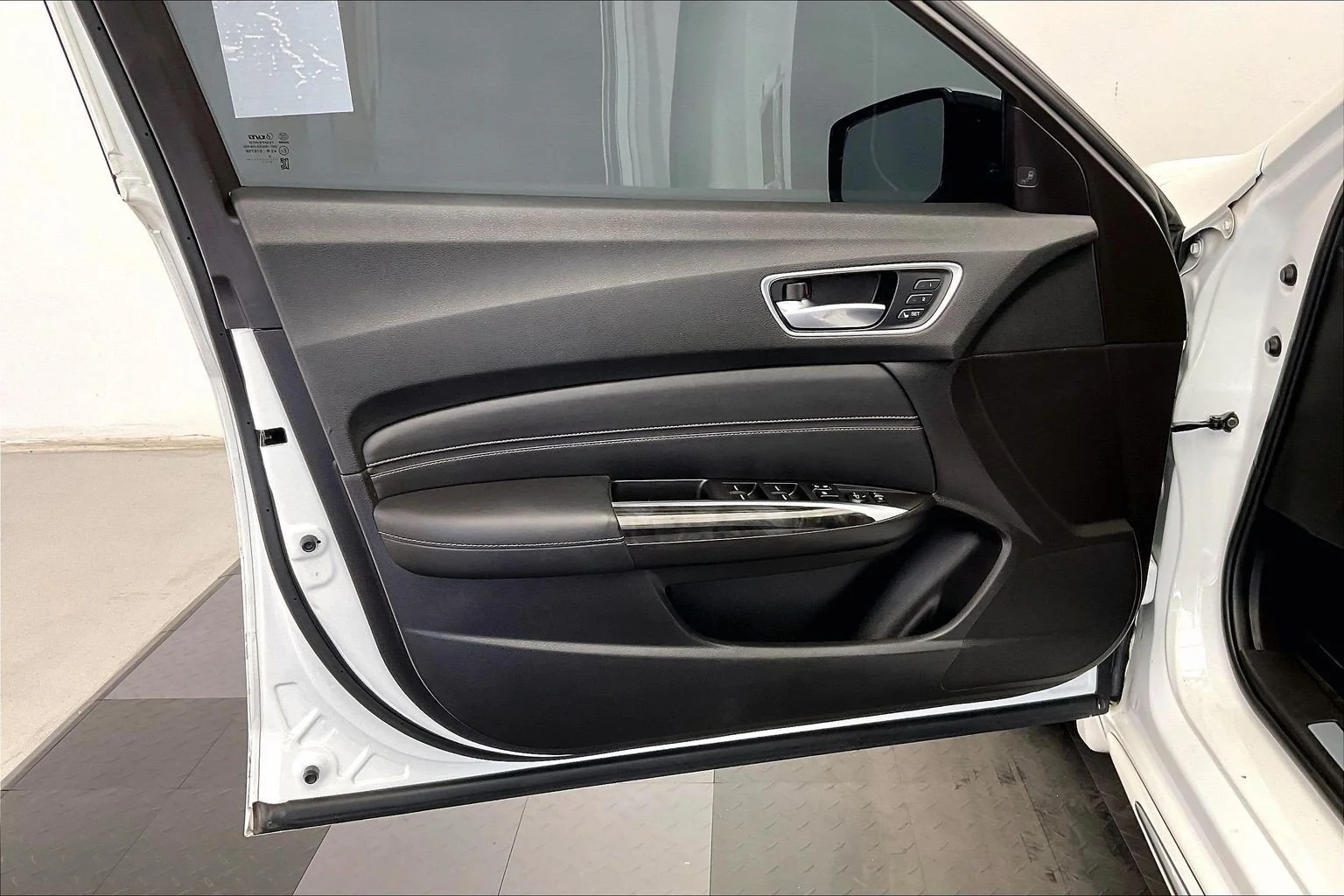 Used 2018 Bellanova White Pearl Acura 3.5L V6 image 25