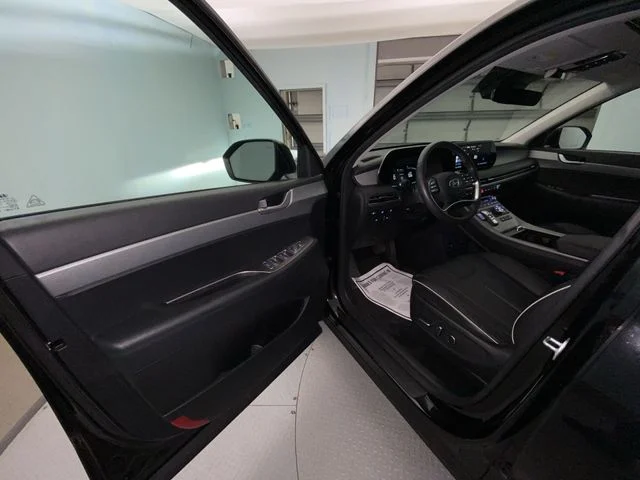 Used 2023 Black Hyundai XRT image 11