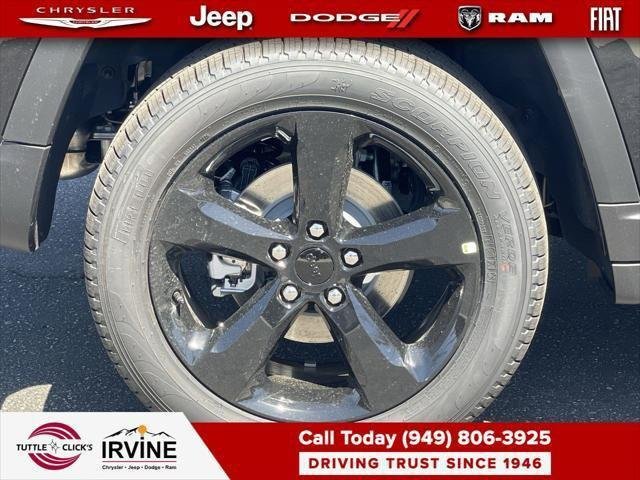 New 2026 Diamond Black Crystal Pearl-Coat Exterior Paint Jeep Limited image 11