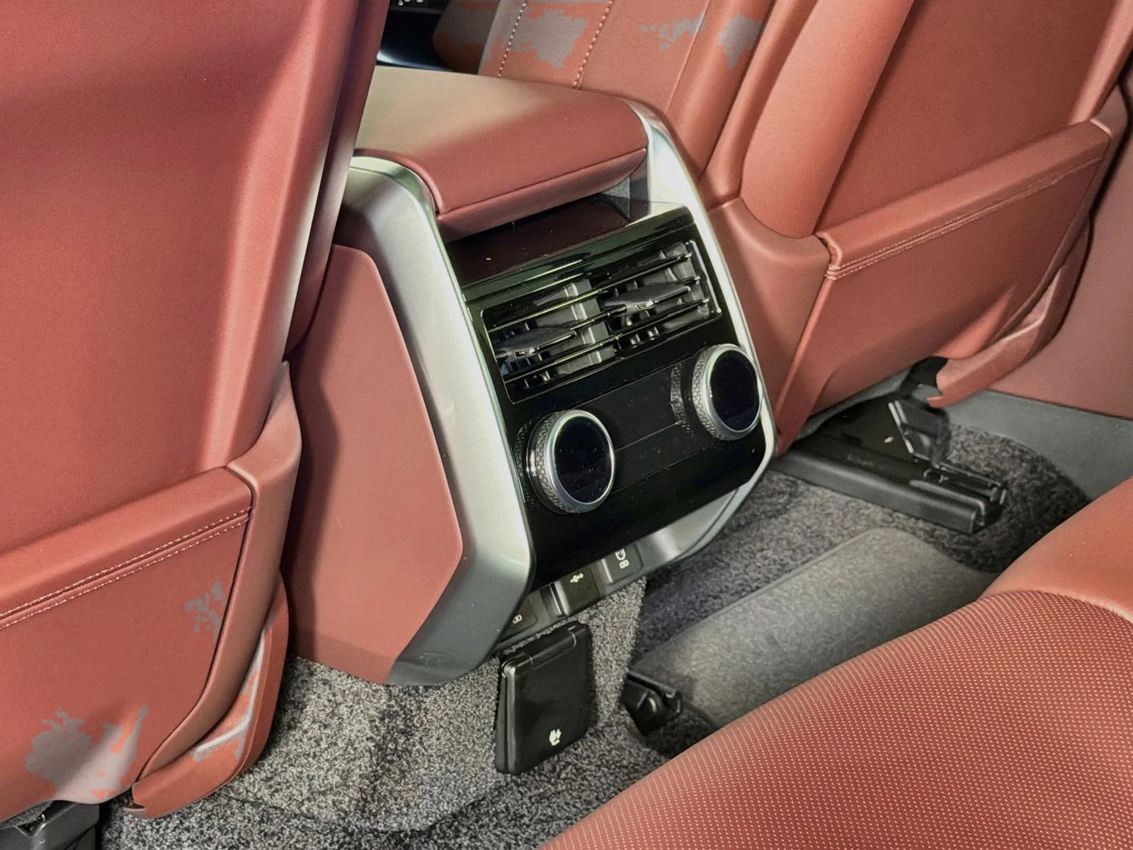 New 2026 Santorini Black Land Rover SE image 28