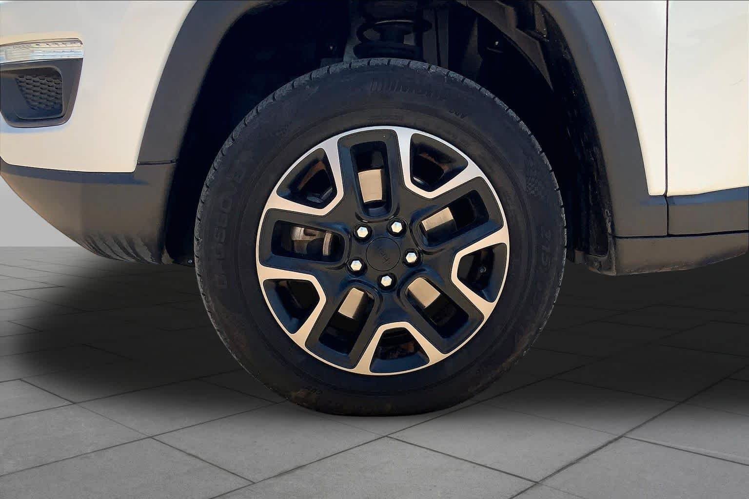 Used 2019 White Clearcoat Jeep Trailhawk image 11
