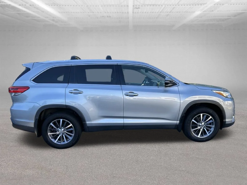 Used 2019 Silver Toyota XLE image 7
