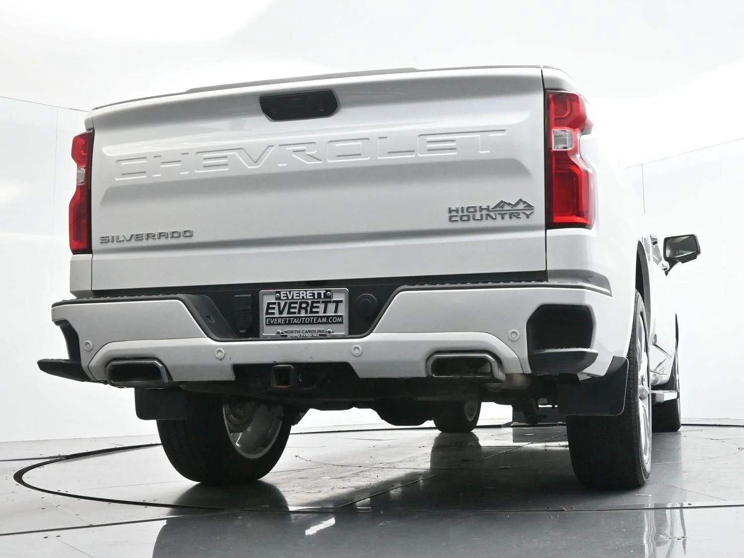 Used 2024 Iridescent Pearl Tricoat Chevrolet High Country image 51