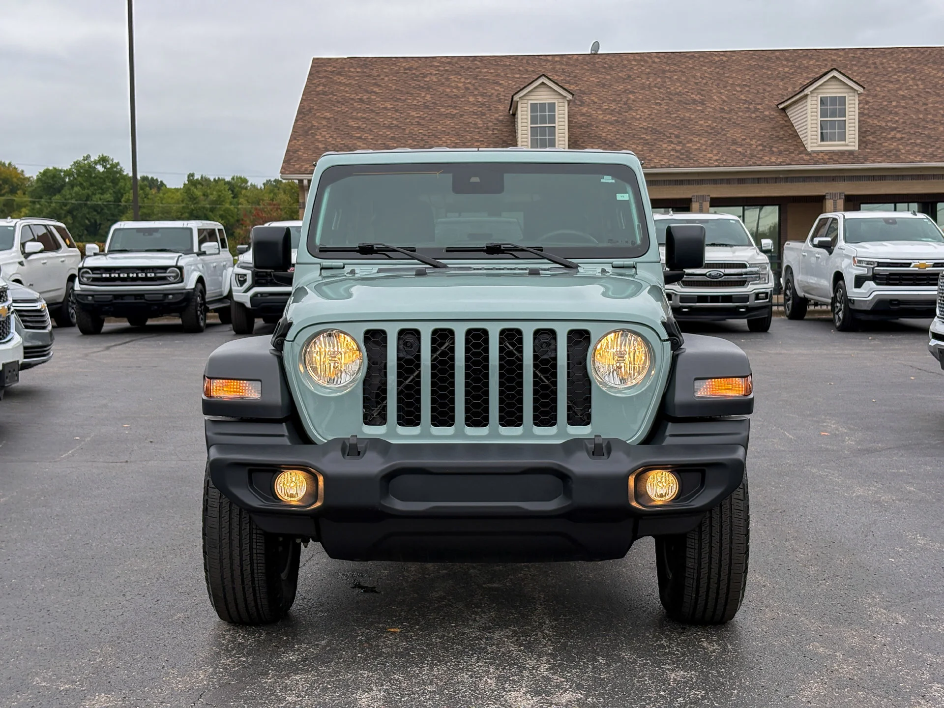 Used 2024 Gray Jeep Sport S image 4