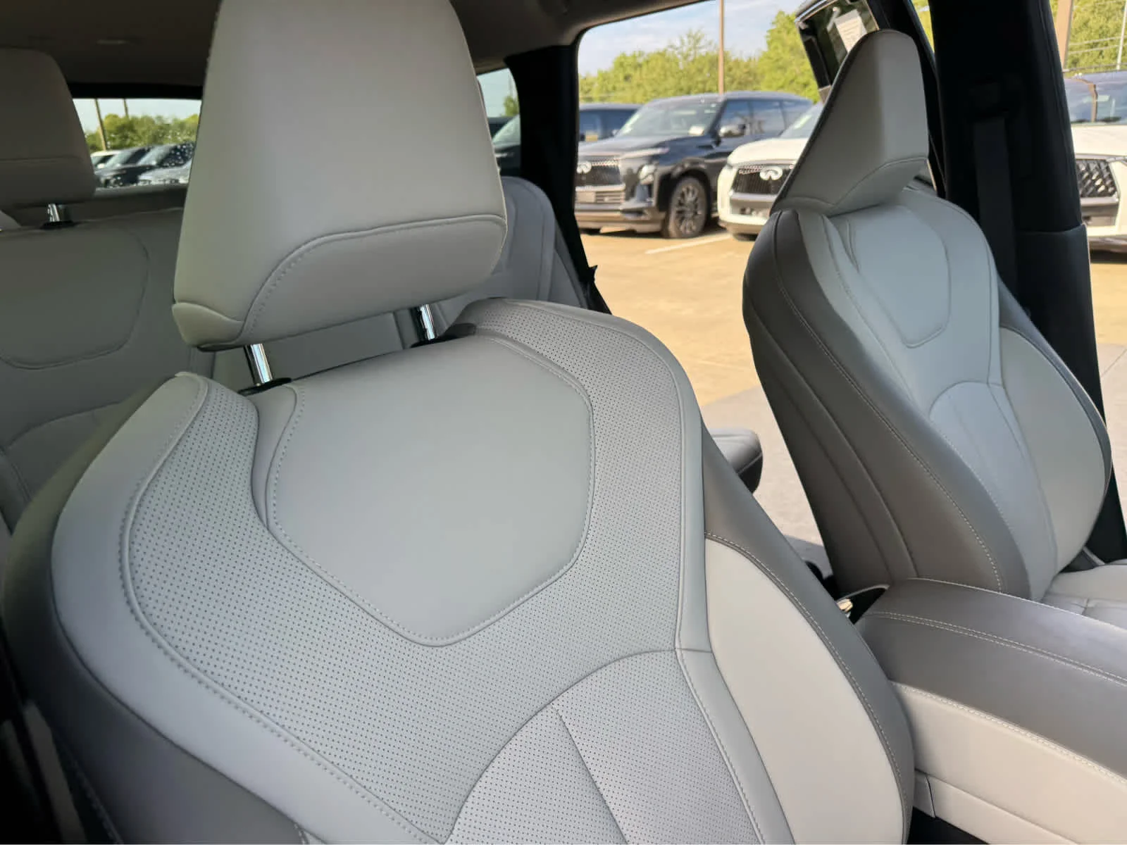 Certified Used 2026 Mineral Black INFINITI LUXE image 13