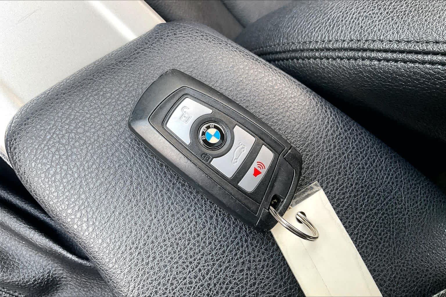 Used 2018 Mineral Gray Metallic BMW 320i xDrive image 14