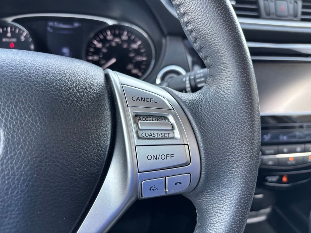 Used 2015 Brilliant Silver Nissan SL image 13