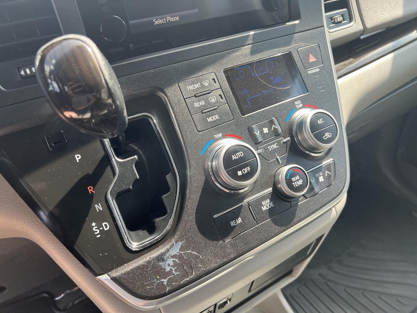 2016 Toyota Sienna XLE - Photo 24