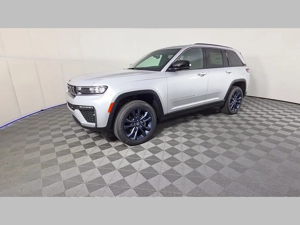 New 2026 Silver Zynith Exterior Paint Jeep 85th Anniversary Edition image 35