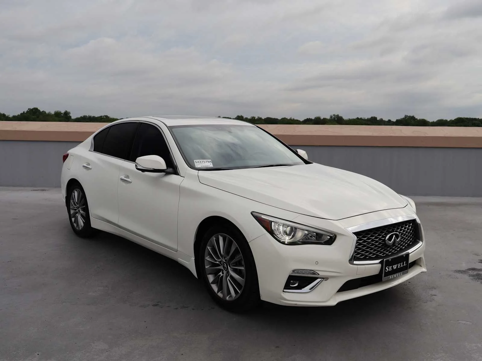 Certified Used 2022 Pure White INFINITI LUXE image 4