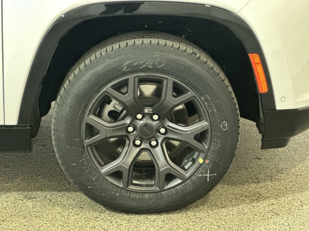 New 2026 Bright White Clear-Coat Exterior Paint Jeep Limited Altitude image 10