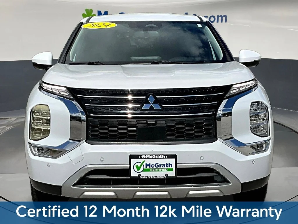 Used 2024 White Mitsubishi SE image 2