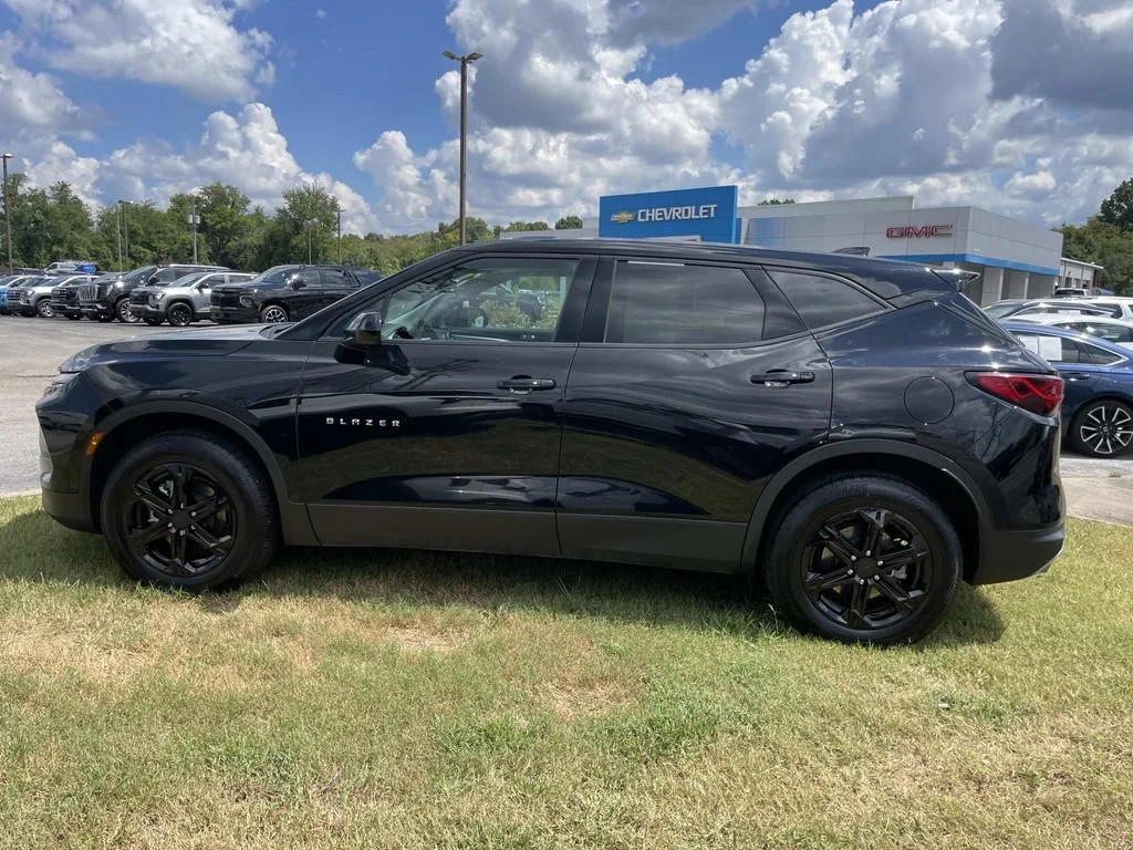 Used 2025 Black Chevrolet 2LT image 9
