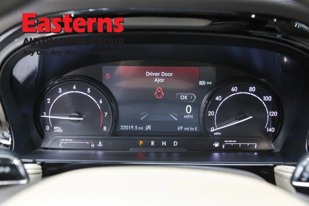Used 2022 Red Lincoln Standard image 18