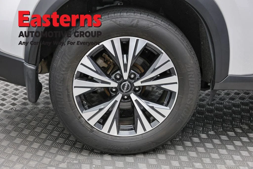Used 2023 Silver Nissan SV image 90
