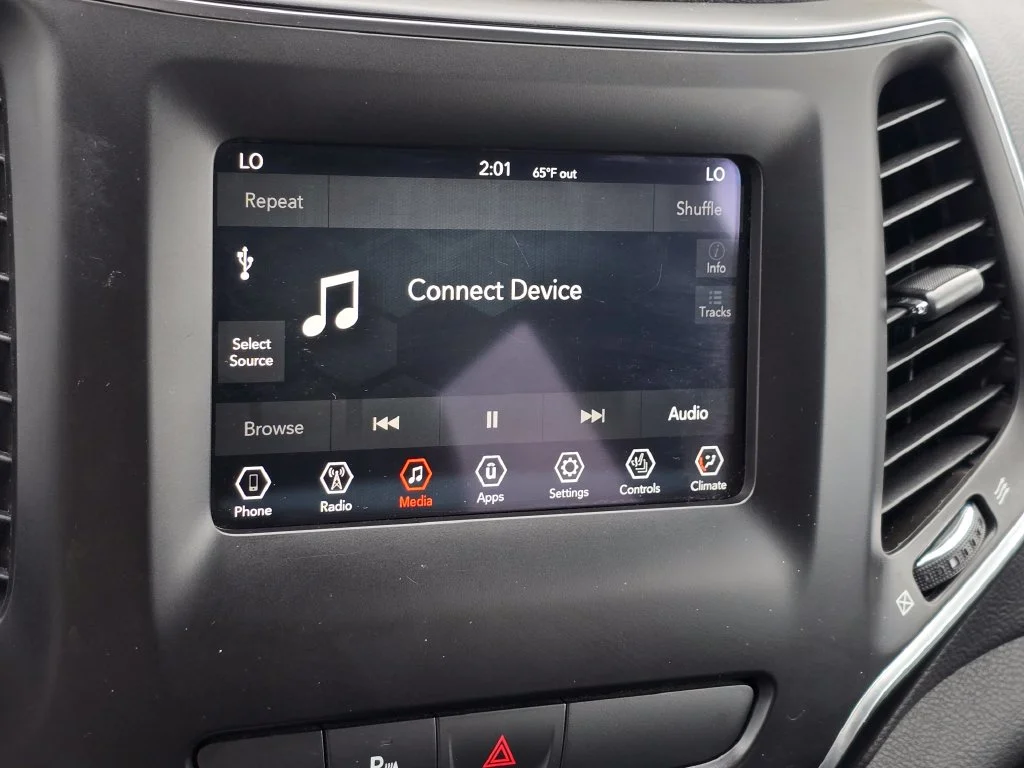 Used 2019 Gray Jeep Latitude Plus image 38