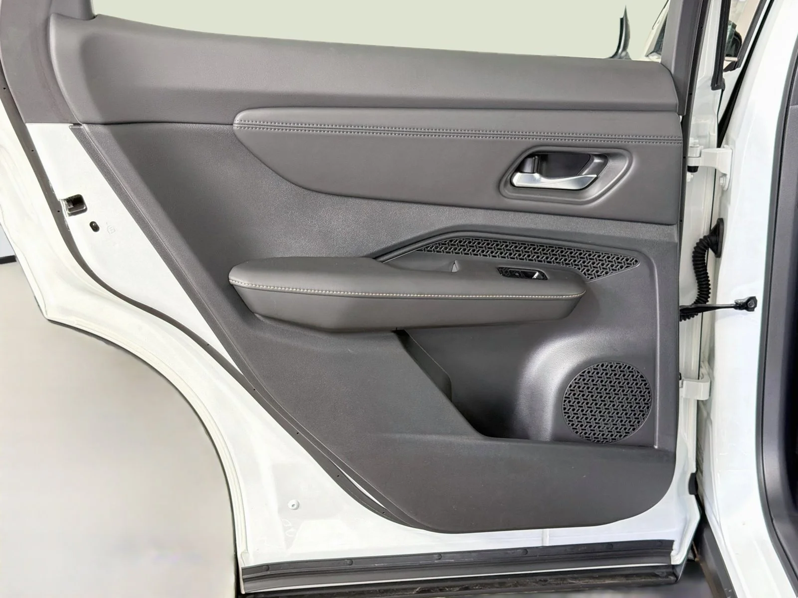 Used 2024 Everest White Pearl Tricoat/Black Diamond Pearl Nissan ENGAGE image 25