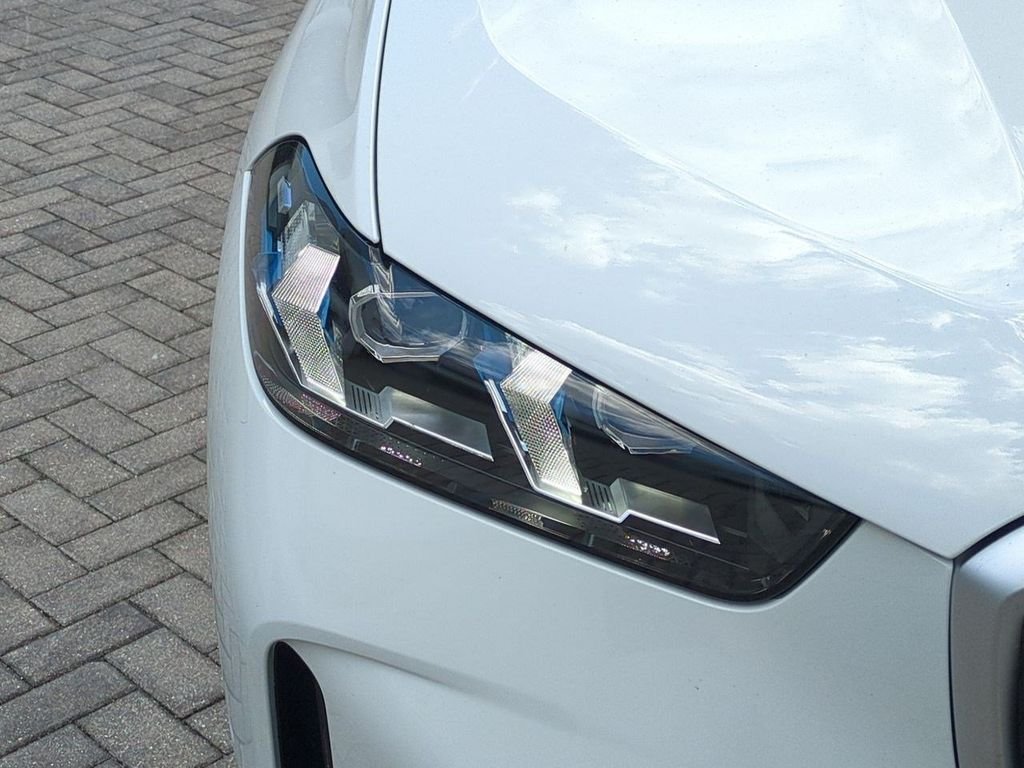 New 2026 Alpine White BMW sDrive40i image 10
