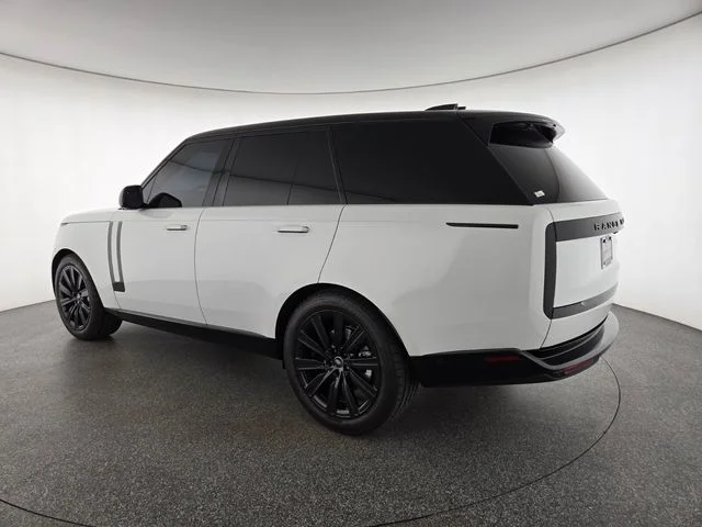 Used 2023 White Land Rover SE image 16