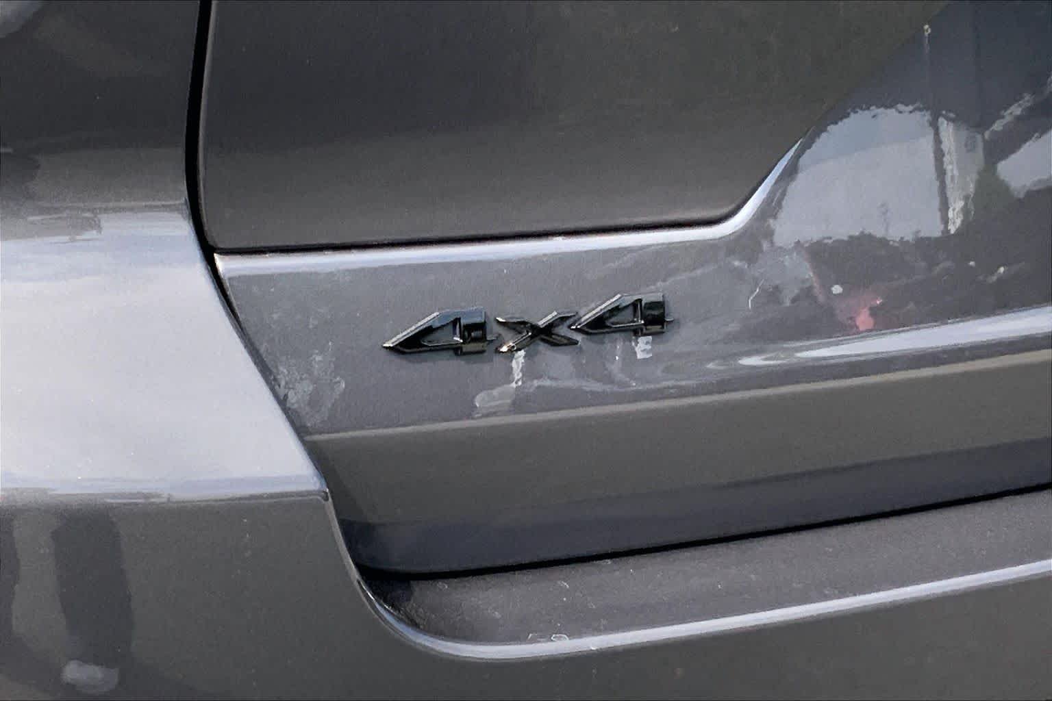 New 2026 Baltic Gray Metallic Clear-Coat Exterior Paint Jeep Limited Reserve image 14