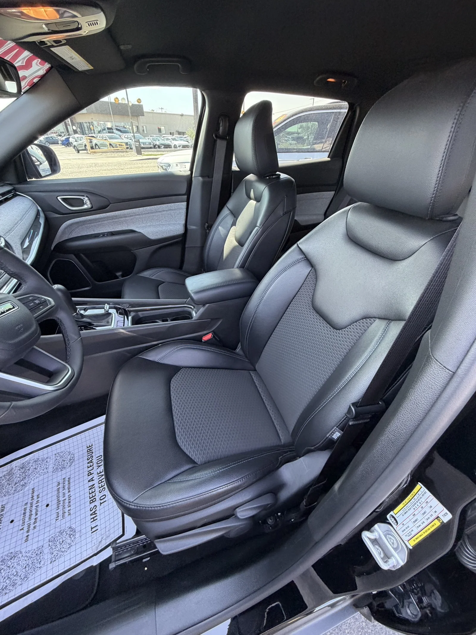 Used 2026 Diamond Black Crystal Pearlcoat Jeep Latitude image 7