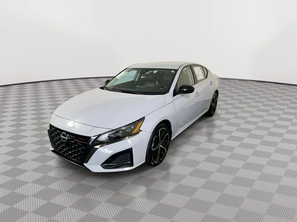 Certified Used 2025 Gray Nissan 2.5 SR image 4