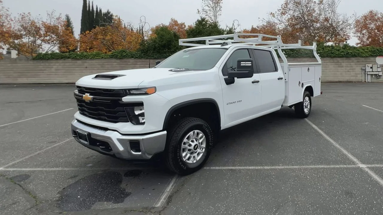 New 2026 Summit White Chevrolet WT image 39