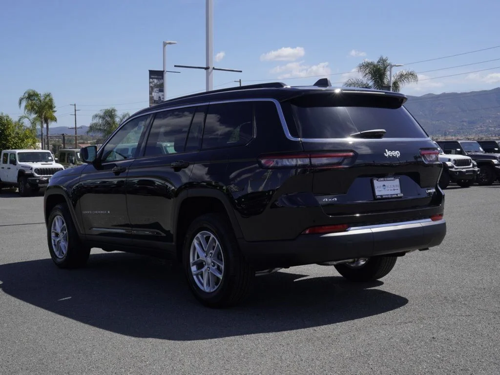 New 2026 Diamond Black Crystal Pearl-Coat Exterior Paint Jeep Laredo image 5