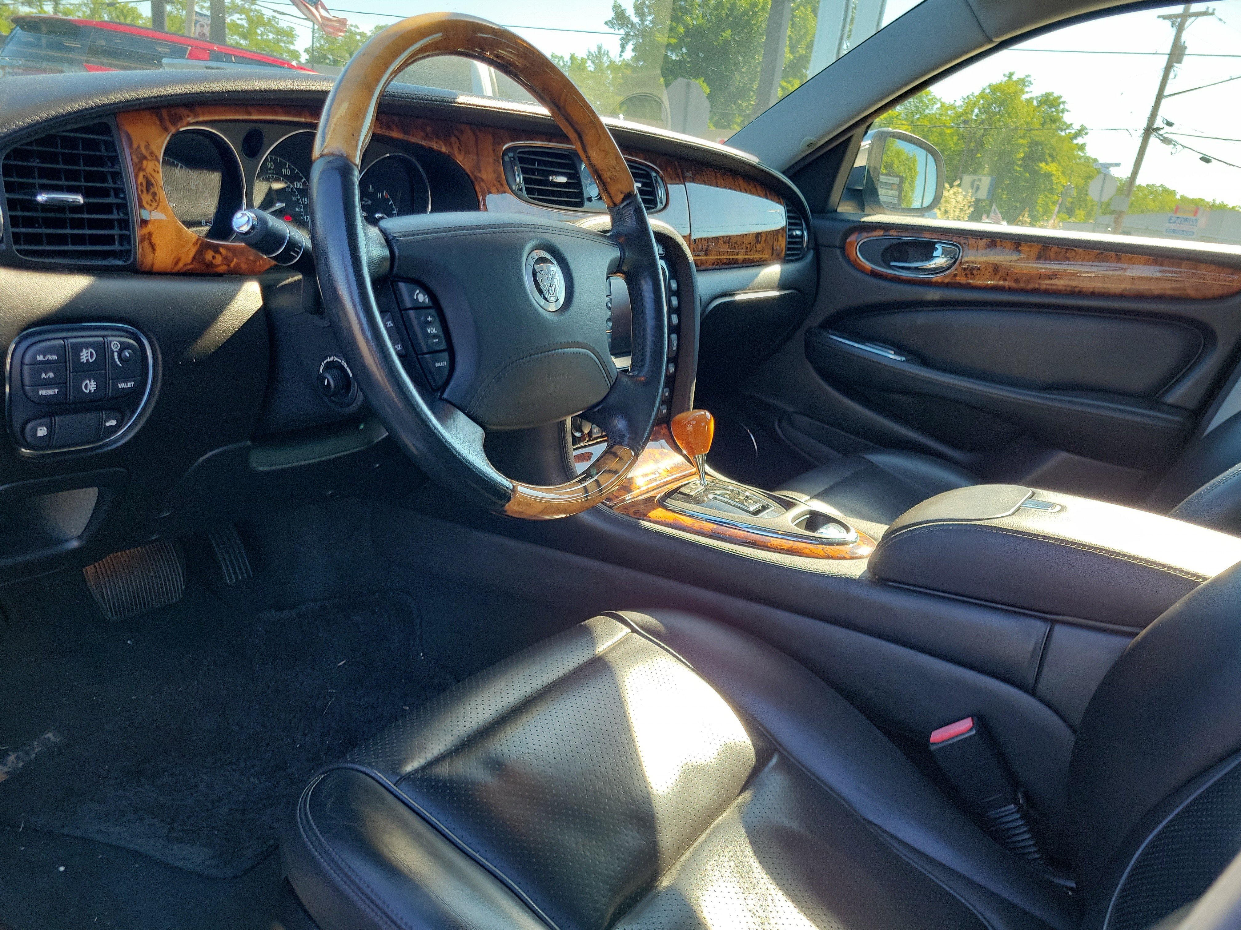 Used 2008 Silver Jaguar Vanden Plas image 19