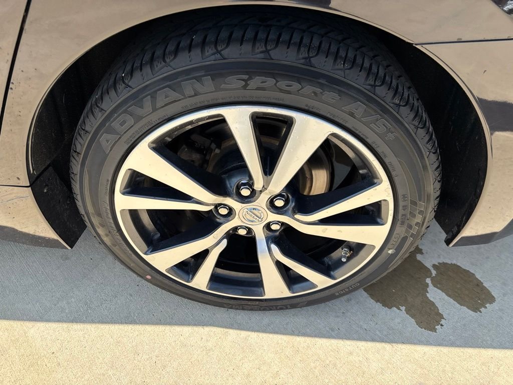 Used 2016 Bordeaux Nissan Platinum image 12