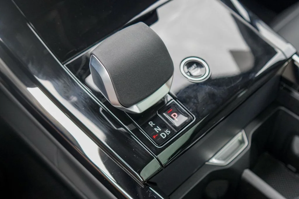 New 2026 White Land Rover Dynamic SE image 16