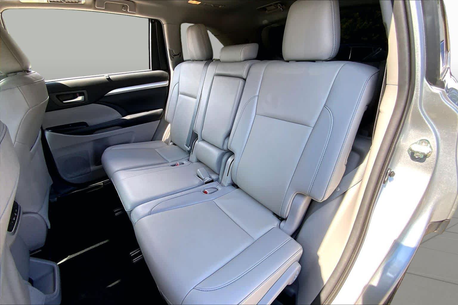 Used 2019 Celestial Silver Metallic Toyota XLE image 21