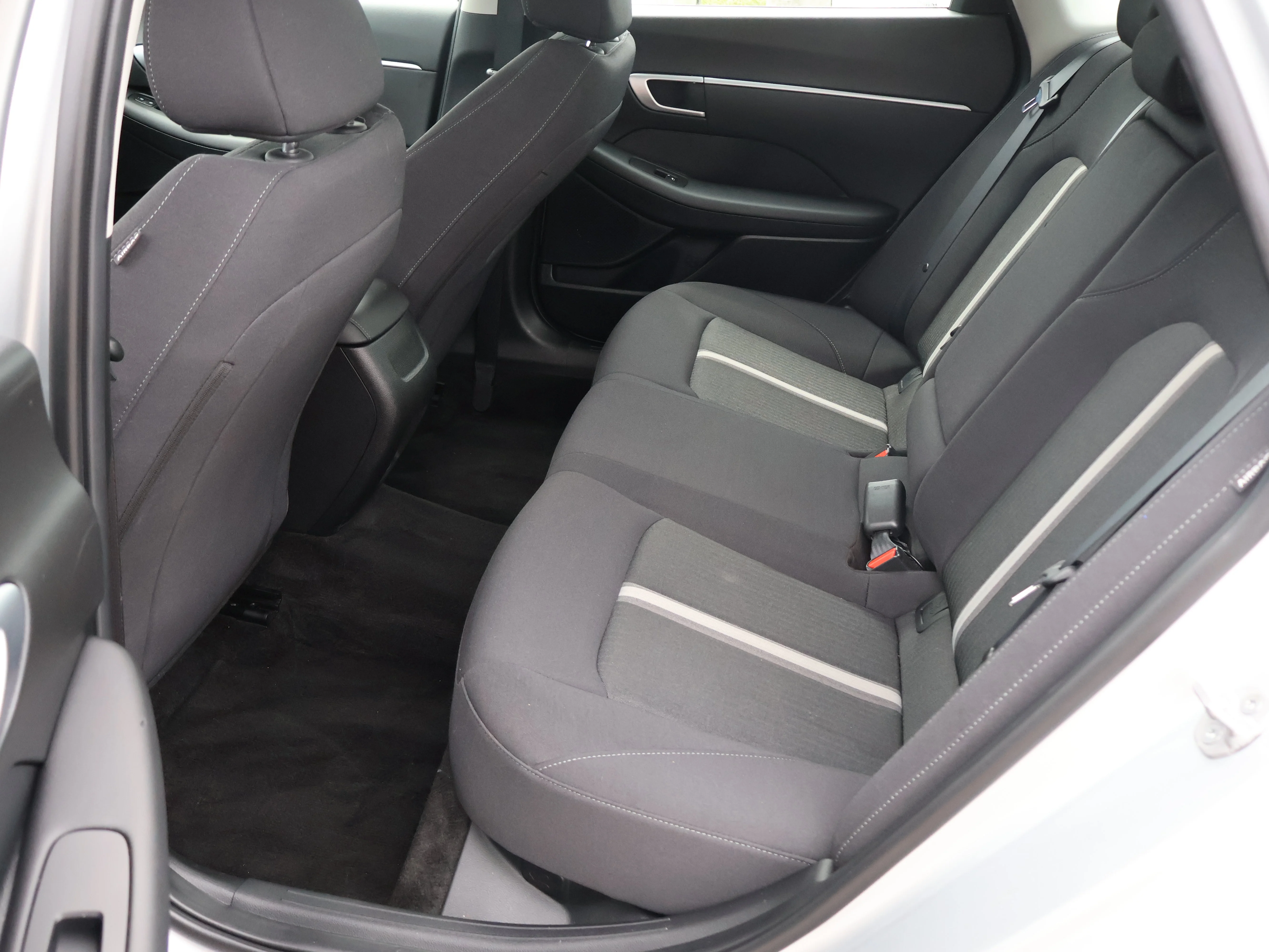 Used 2025 Aero Silver Hyundai SEL image 17