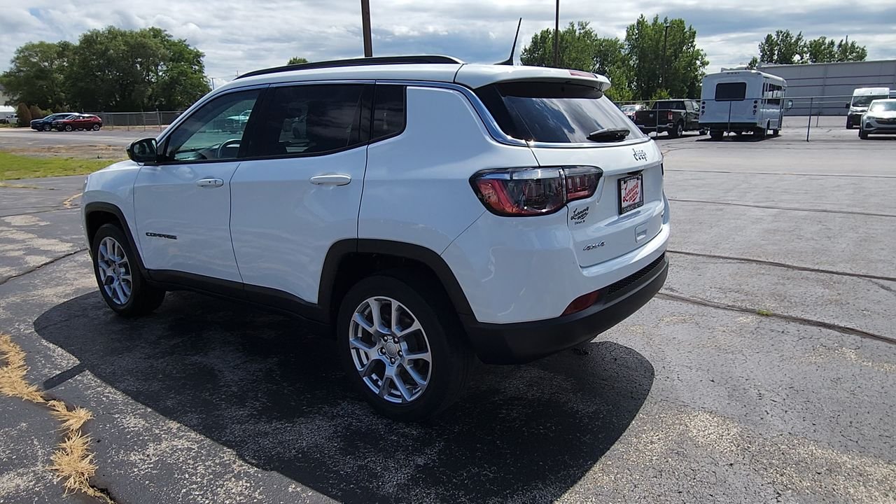 Used 2022 White Jeep Latitude Lux image 6