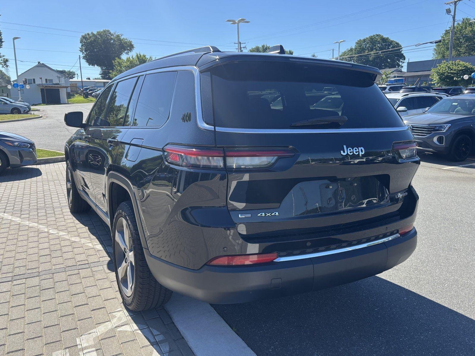 Used 2021 Diamond Black Crystal Pearlcoat Jeep Limited image 3