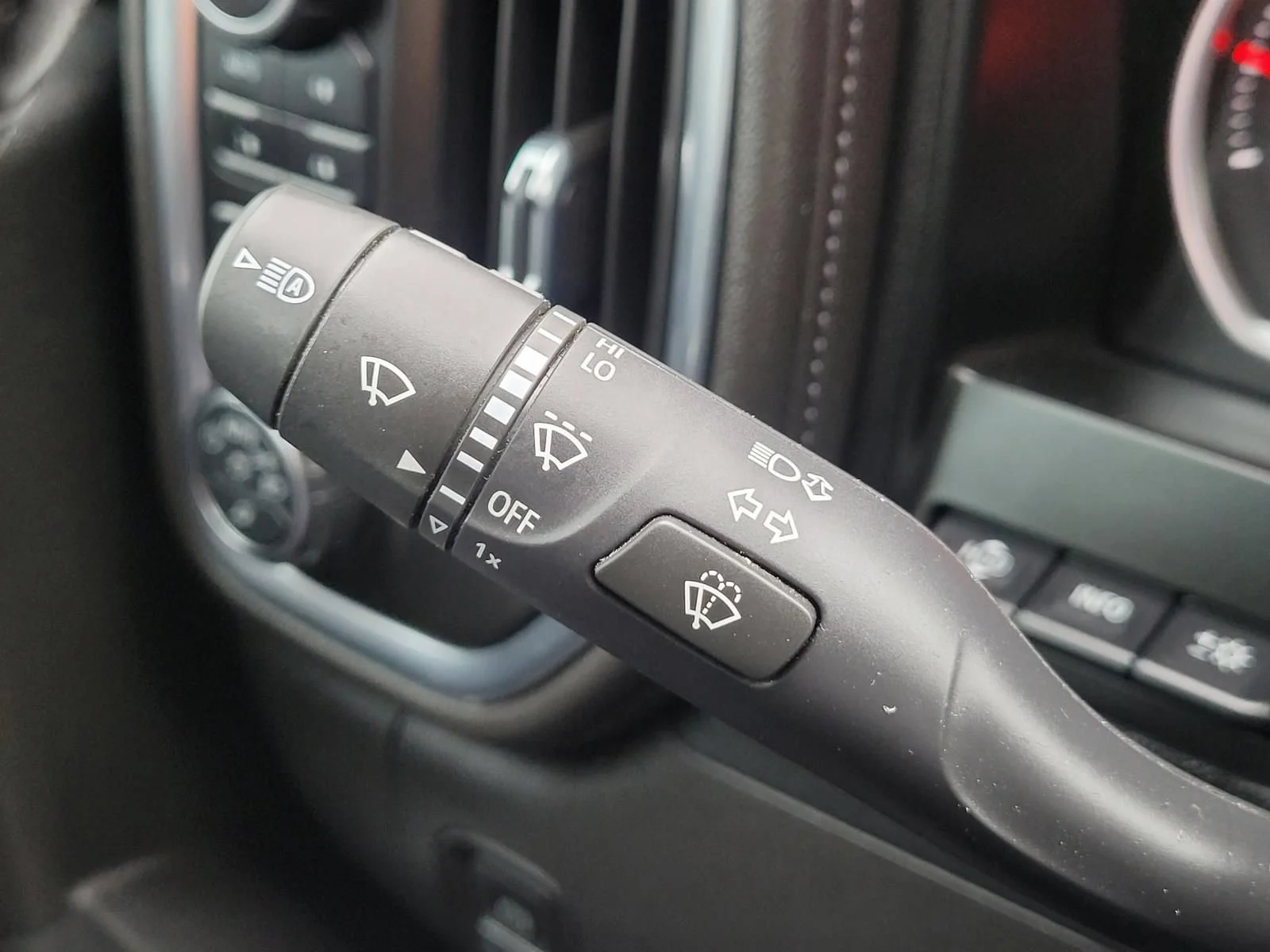 Used 2022 Silver Ice Metallic Chevrolet High Country image 34