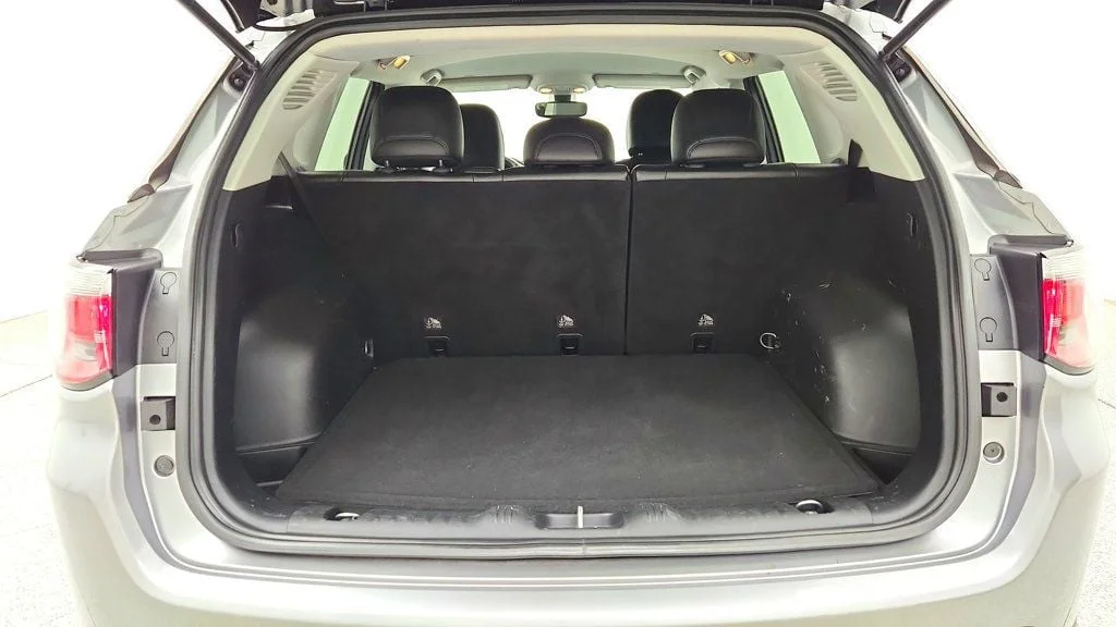 Used 2018 Billet Silver Metallic Clearcoat Jeep Latitude 4x4 image 21