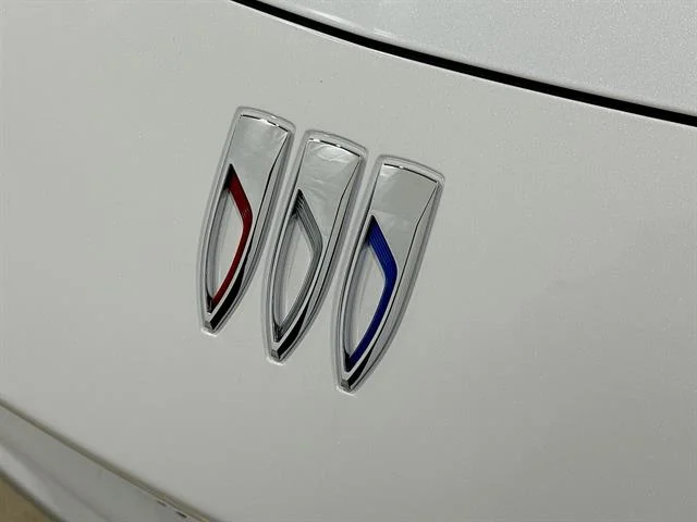New 2026 White Frost Tricoat Buick Avenir image 29