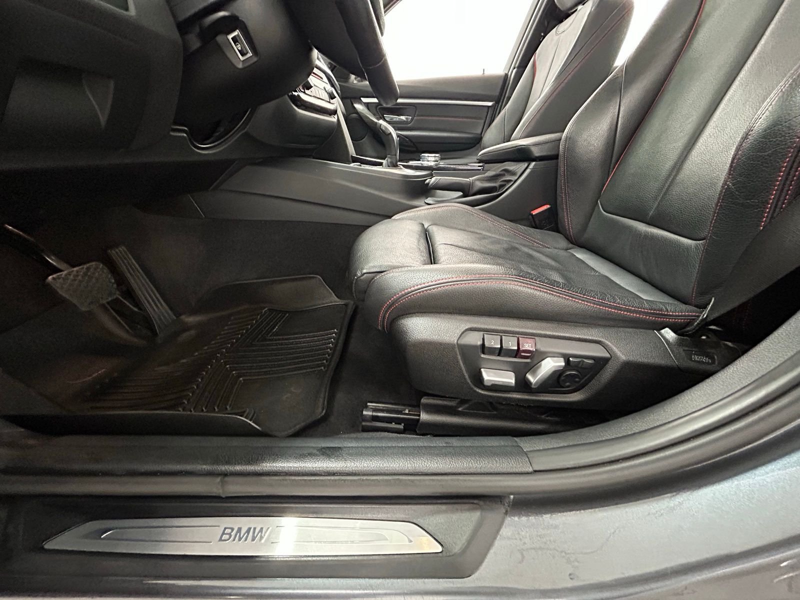 Used 2017 Mineral Gray Metallic BMW 330i xDrive image 32