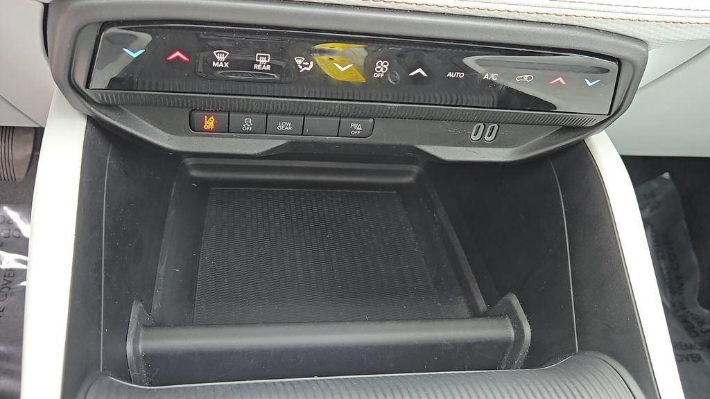 Used 2026 Hydro Blue Pearlcoat Jeep Limited image 21