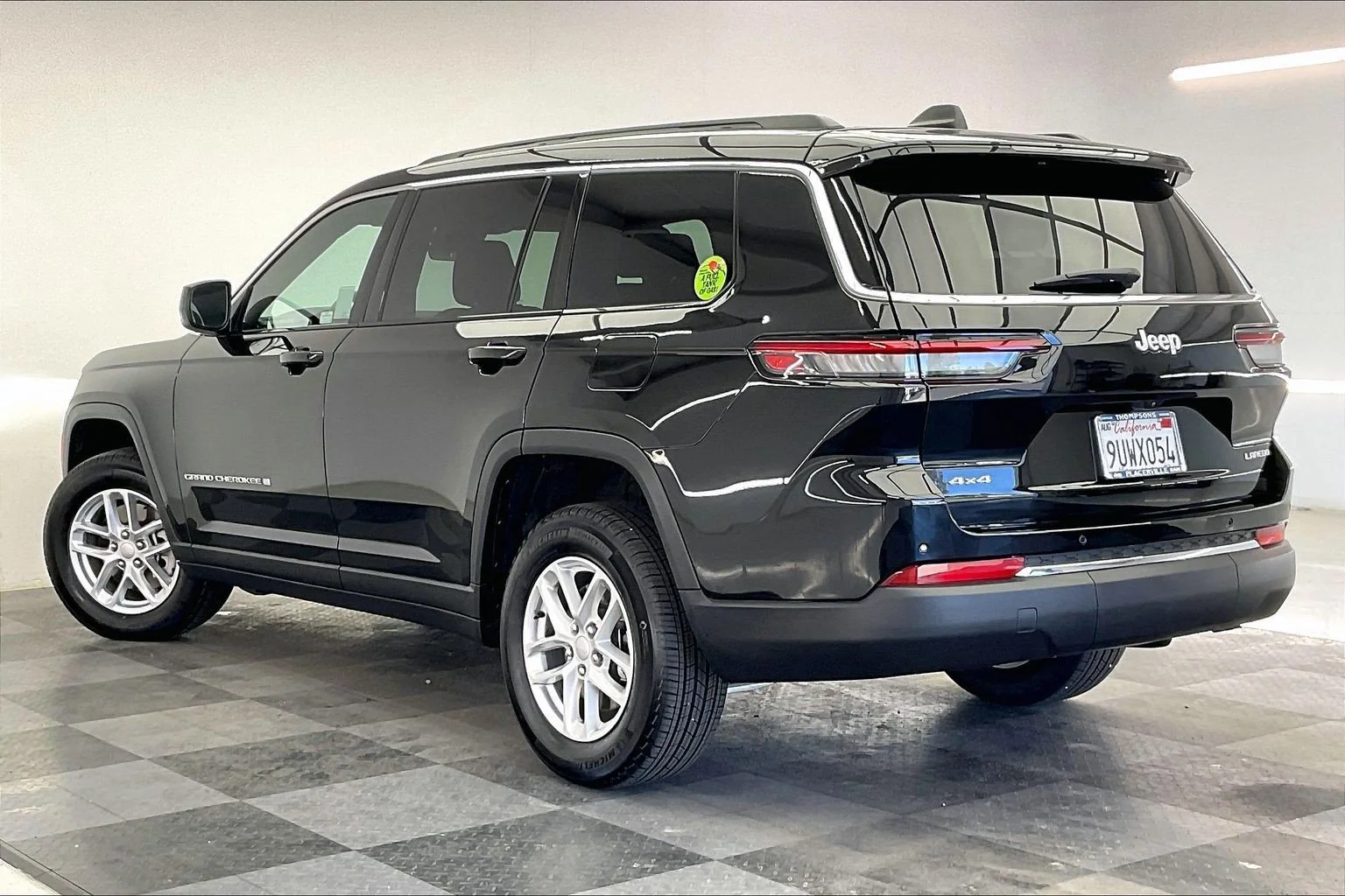 Used 2025 Diamond Black Crystal Pearlcoat Jeep Laredo image 10