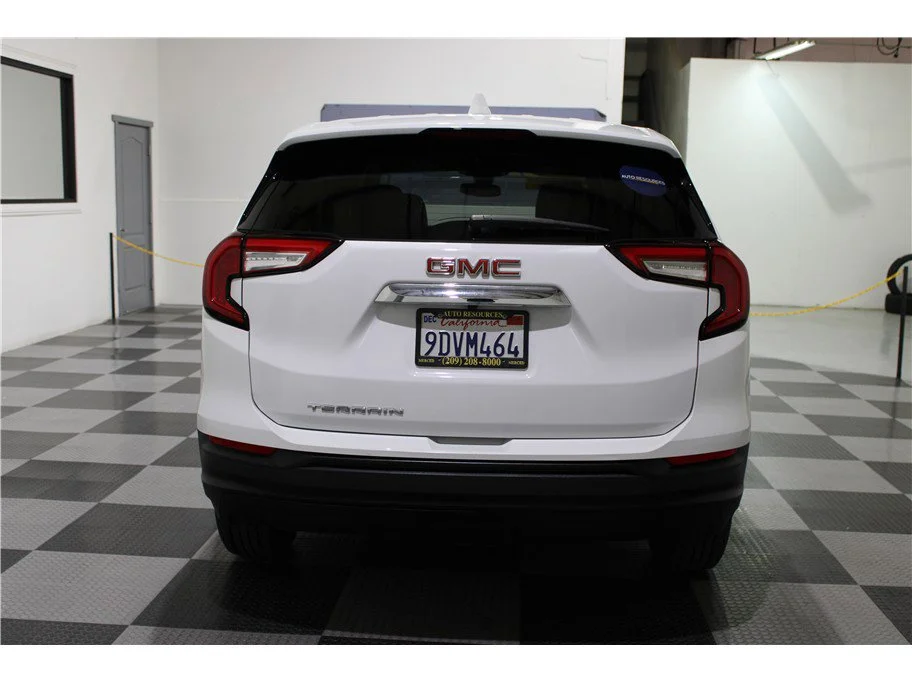 Used 2022 Summit White GMC SLE image 5