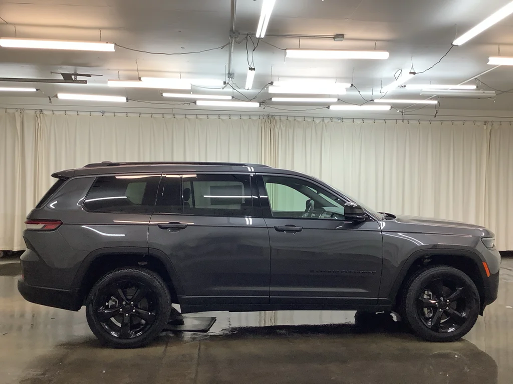 New 2026 Baltic Gray Metallic Clear-Coat Exterior Paint Jeep Limited image 5