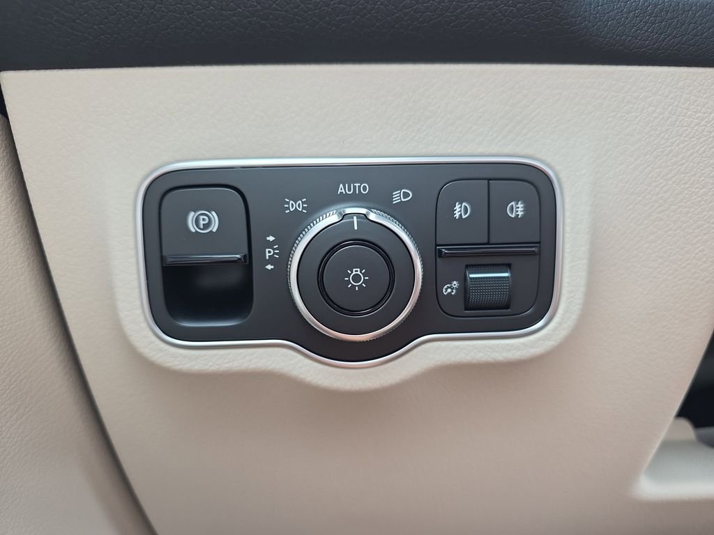 New 2026 White Mercedes-Benz GLB 250 image 24