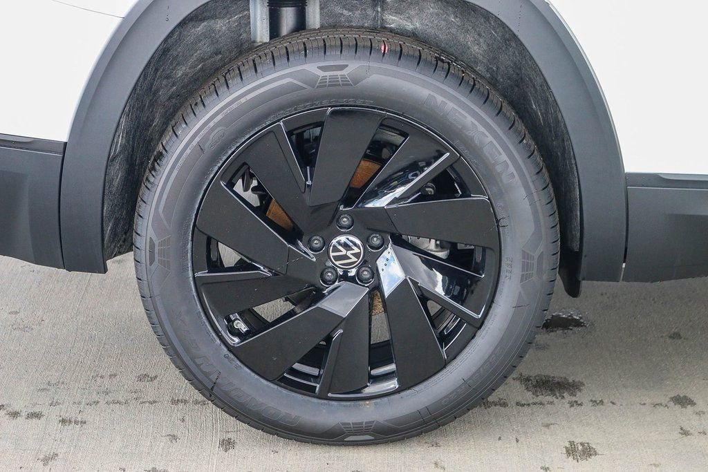 New 2026 White Volkswagen 2.0T SE w/Technology image 11