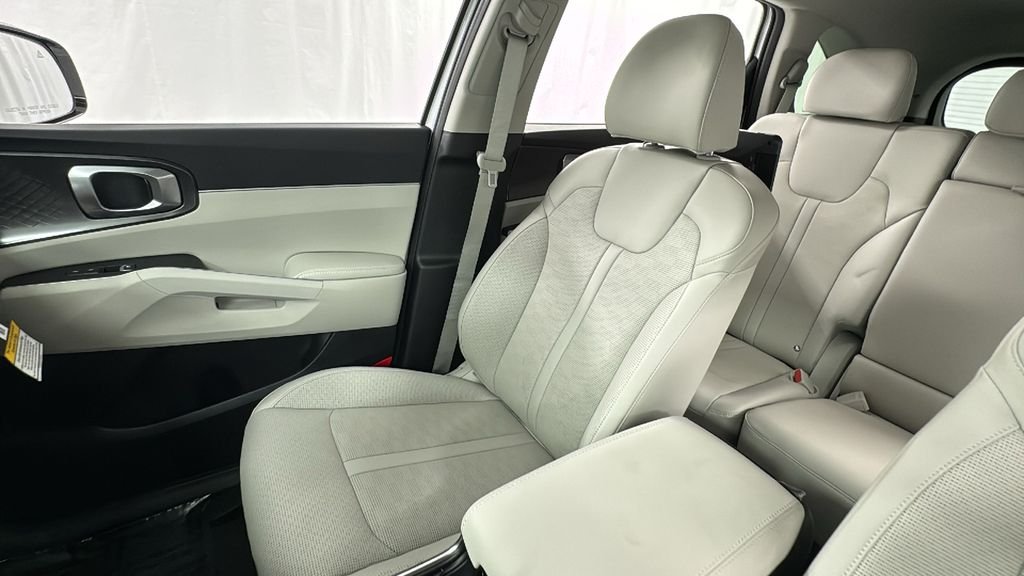 2025 Kia Sorento S - Photo 13