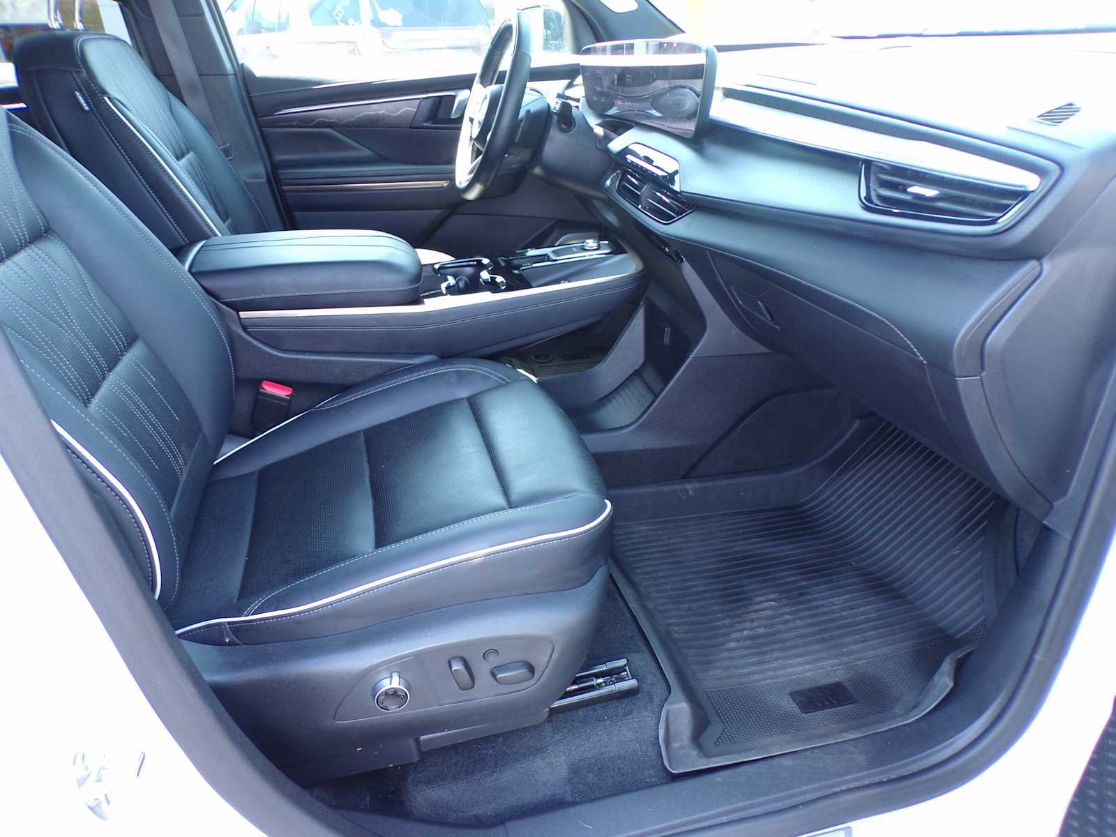 Used 2025 White Frost Tricoat Buick Avenir image 19