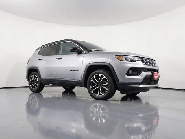 Used 2024  Jeep Limited image 33