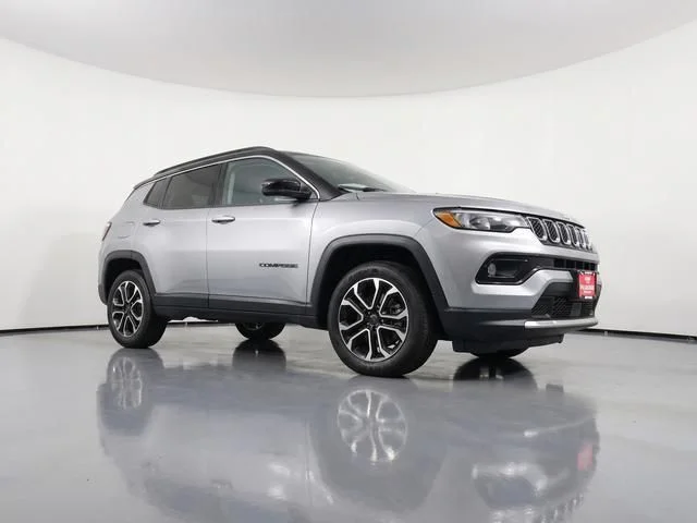 Used 2024  Jeep Limited image 33